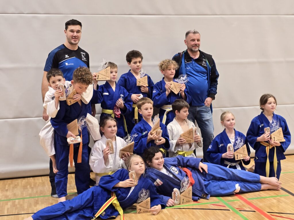 Acht 1. Plätze, vier 2. Plätze und einen 3. Platz für Kirchham beim Nikolausturnier für U8 – U12 in Kirchdorf.